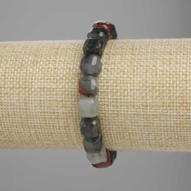 Bracelet en jaspe rouge facetté, cube 8,5 × 8,5 mm ±, longueur 18 cm ±, élastique