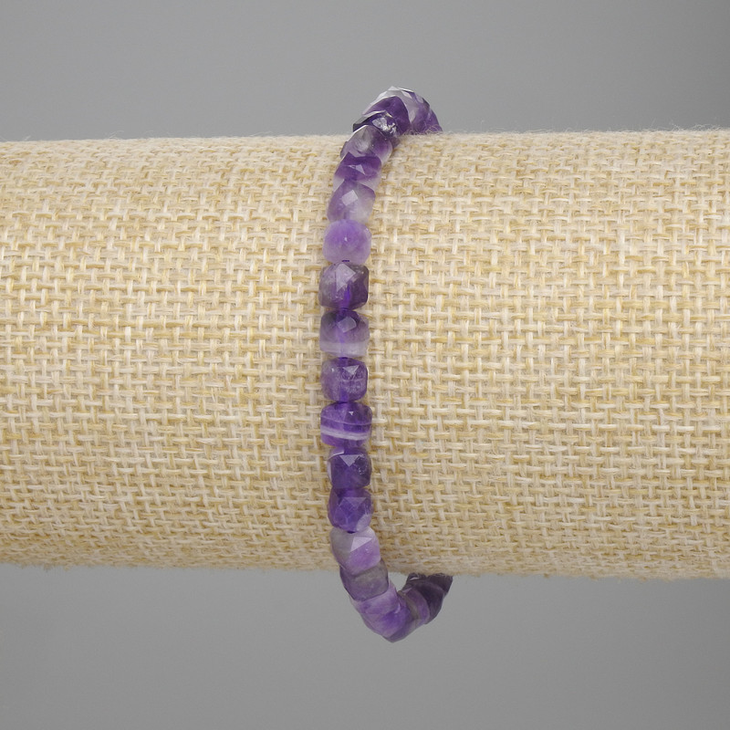 Bracelet en améthyste facettée, cube, diamètre 5×5 mm ±, longueur 18 cm ±, élastique