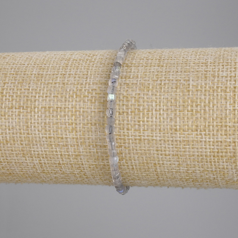 Bracelet labradorite facettée, cubes de 3×3 mm, longueur environ 18 cm, extensible
