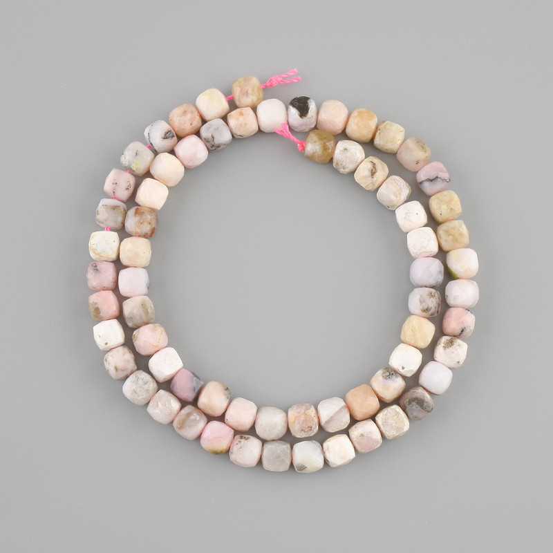 Perles d'opale facettées en cube 6x6 mm, longueur 38 cm +/-