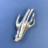 Broche-pendentif Main métal argenté 27 × 55 mm