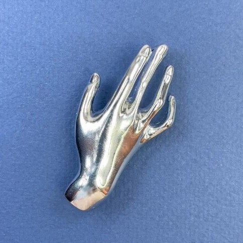 Broche-pendentif Main métal argenté 27 × 55 mm
