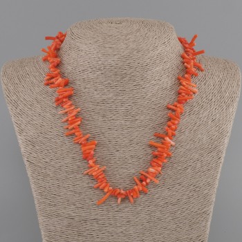 Collier d'éclats de corail en forme d'aiguille, 5–13 × 1–3 mm, 5 mm ±, longueur 45 cm ± avec fermoir
