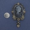 Broche magnétique Camée Dame, strass, métal argenté 55×32 mm +