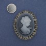 Broche Camée Dame en métal argenté et strass 50 × 40 mm +