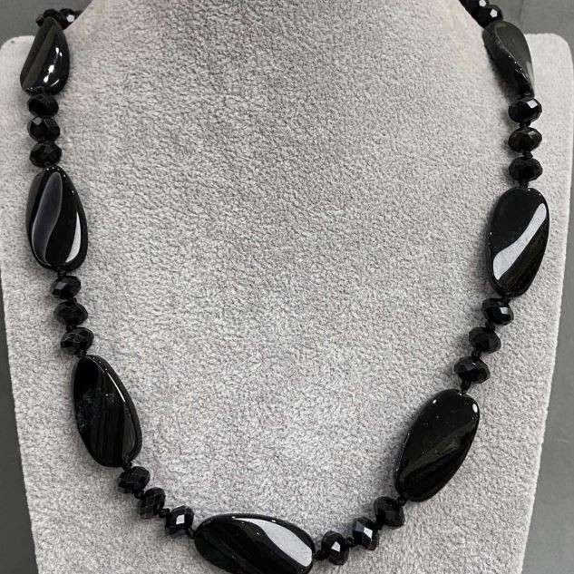 Collier long Assortiment de pierres, longueur 120 cm+
