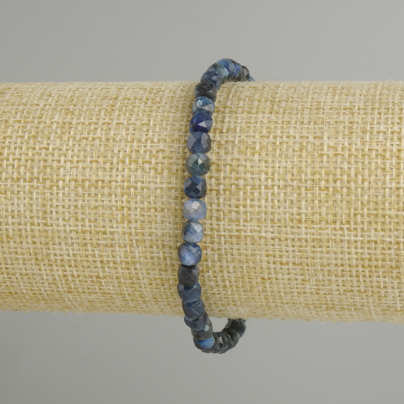 Bracelet en kianite facettée, cube 5x5 mm, longueur 18 cm ±, élastique