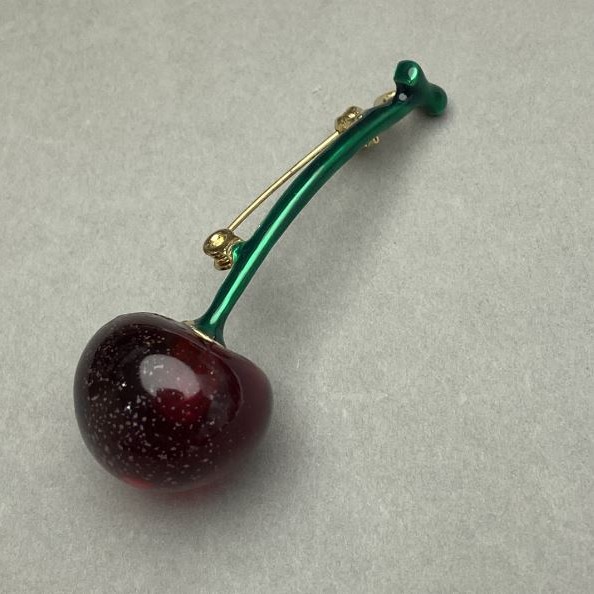 Broche-pendante Cerises émail couleur métal doré 42 × 61 mm +