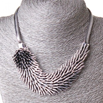 Collier Hérisson argenté, pendentif en acier (15×3 cm) avec strass argentés, longueur 40–50 cm