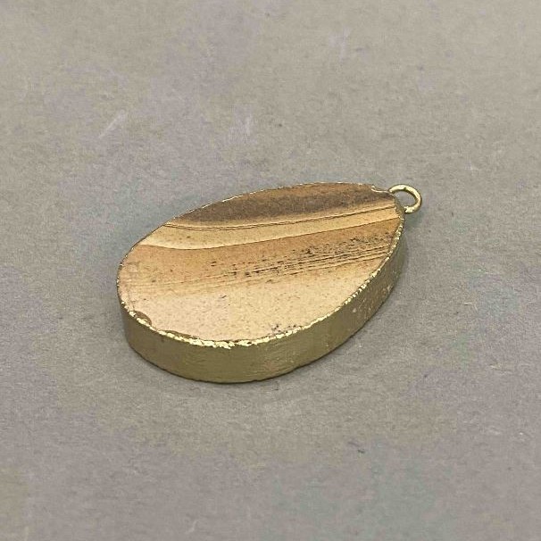 Pendentif taillé en jaspe paysage 4,5 × 3,3 cm