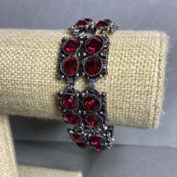 Bracelet avec des cristaux rouges carrés, longueur 18–23 cm, couleur du métal argenté