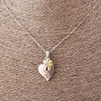 Pendentif Cœur avec des fleurs sur chaîne d’ancre, longueur 52 cm, diamètre 2,5 × 1,7 cm, métal argenté mat