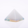 Pyramide souvenir pierre de lune pressée, hauteur 3 cm, largeur 3,5 cm (±)