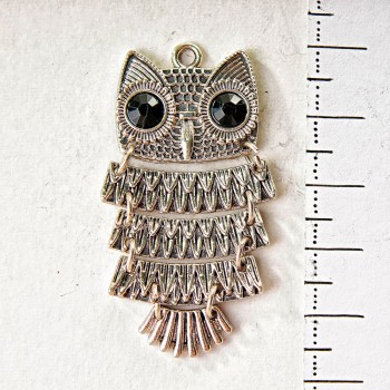 (45 mm) Pendentif hibou en métal gris clair, maillons reliés, strass noirs, taille moyenne