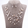 Ensemble Boucles d'oreilles et collier « Sur les cordes de l'âme » perles nacrées blanches, diamètres 7 et 5 mm, longueur 46-50 cm