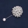 Broche-épingle avec fleur en tissu «Chrysanthème», diamètre 4 cm, longueur 9 cm