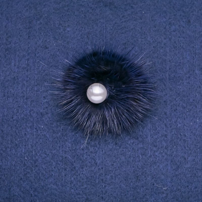 Broche en fourrure de vison violette avec une perle centrale