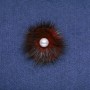 Broche en fourrure de vison couleur bordeaux avec perle