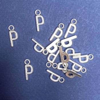 Pendentif en forme de lettre «P» 17 × 7 mm, conditionnement 20 grammes (+/- 30 pièces)