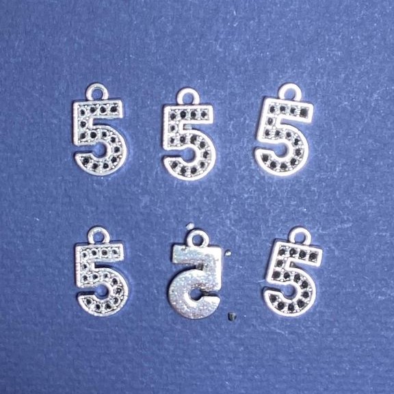 Pendentif chiffre cinq 18×10 mm, conditionnement 20 g ± 14 pièces