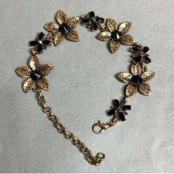 Bracelet des Lys avec des cristaux noirs, couleur or foncé, largeur 25 mm, longueur 19–25 cm