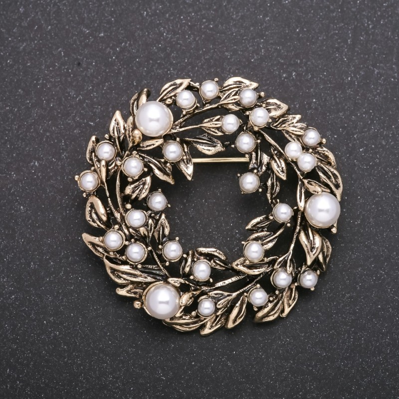 Broche Couronne de perles nacrées couleur or antique 45 mm
