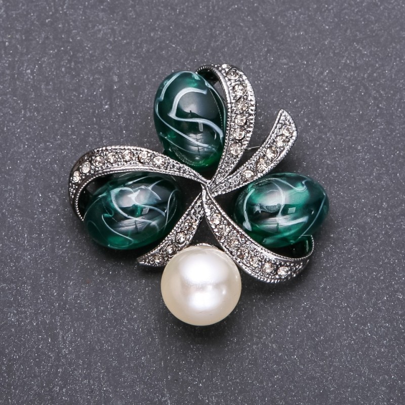 Broche Trio avec cabochons émeraude 45×45 mm métal gris