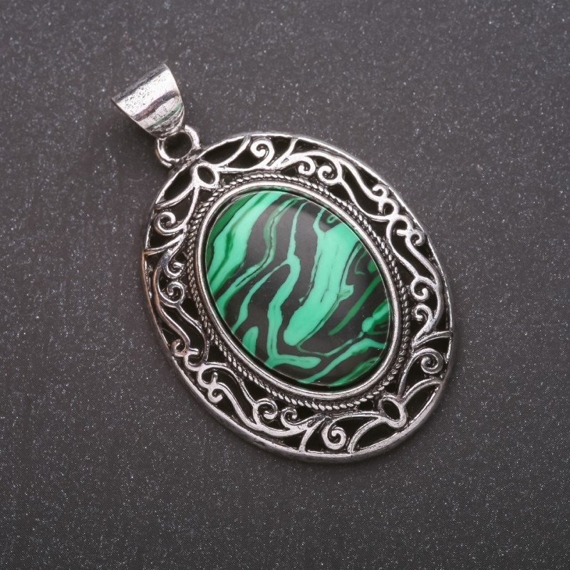 Pendentif en malachite (pressée) monté dans un cadre antique 33×40×52 mm