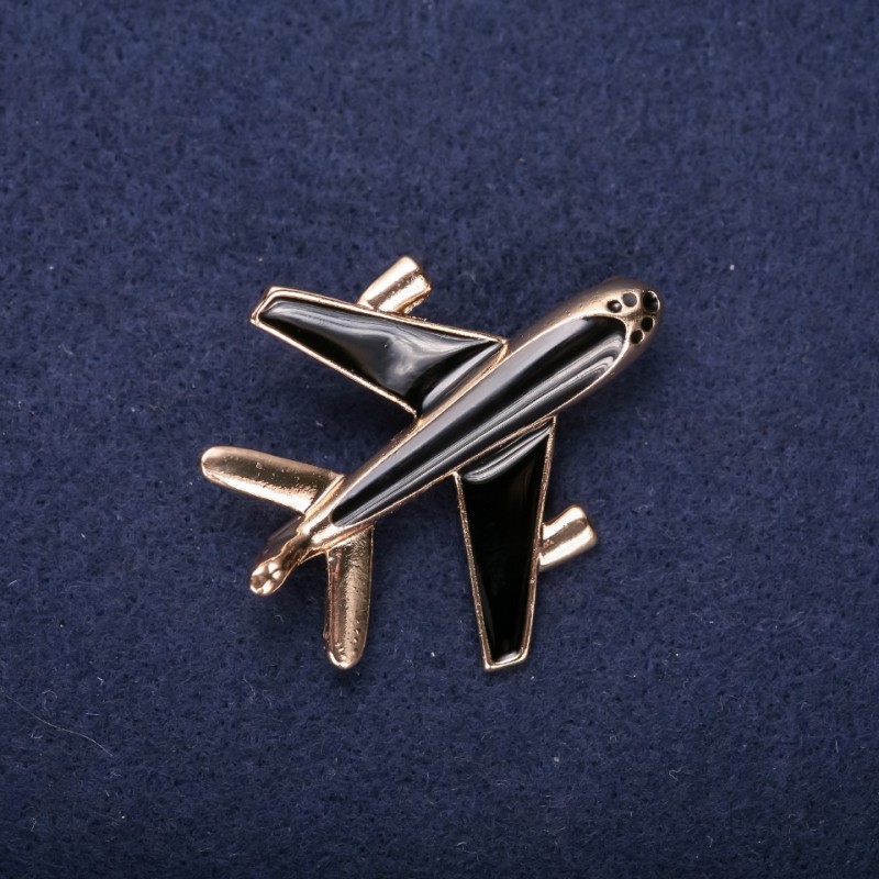 Broche Avion émail couleur noire 45×40 mm métal jaune