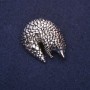 Broche Pangolin 38×28 mm métal argenté