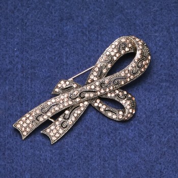 Broche en forme de nœud papillon avec strass dorés, métal doré 39 × 80 mm