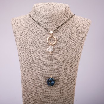 Pendentif avec strass sur une longue chaîne en métal « or noir », diamètre 113×23 mm, longueur 70 cm