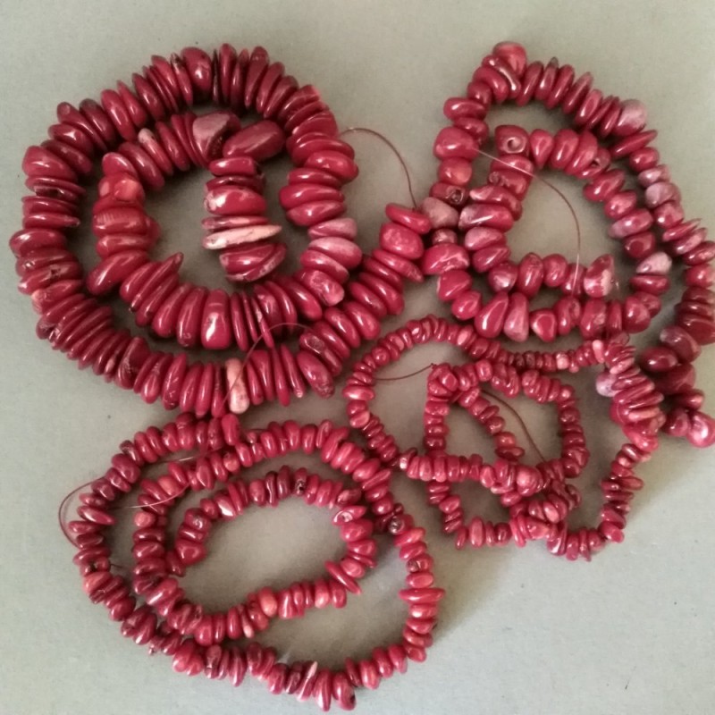Perles de corail rouge éclats, diamètre 8–16 mm (+ -) (Prix au 100 g)