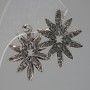 Puces d'oreilles «Fleur», strass clairs, métal argenté, 30 mm