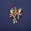 Broche «Perroquets avec cabochon œil-de-chat», métal doré 30 × 39 mm