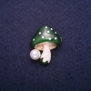 Soldes ! Broche «Champignon» chapeau vert 22×28 mm couleur métal doré