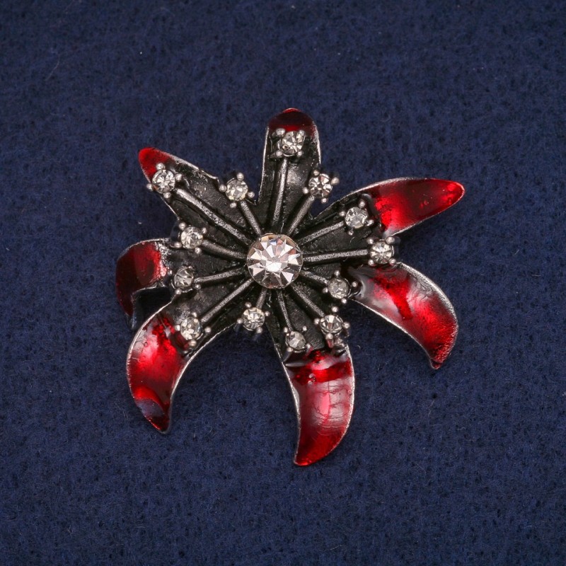 Broche fleur émail rouge et strass, métal gris 37×41 mm