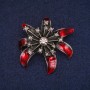 Broche fleur émail rouge et strass, métal gris 37×41 mm