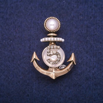 Broche Ancre en solde avec perles et strass, métal doré 28×39 mm