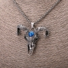 Pendentif-amulette Crâne de chèvre avec œil bleu 44 × 51 mm sur chaîne, longueur 65 cm, couleur métal argenté