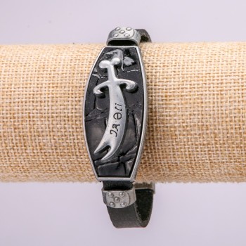 Bracelet à inserts métalliques, longueur 16–24 cm, épaisseur 20 mm, cuir écologique noir sur la sangle
