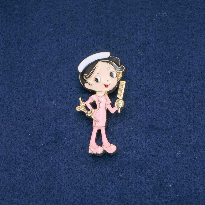 Broche Coiffeur, émail coloré, métal doré 47×24 mm +