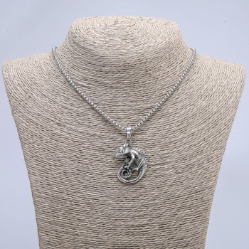 Pendentif Caméléon 45 × 27 mm sur chaîne, longueur d'environ 70 cm, métal argenté