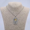 Pendentif Œil du Dragon jaune 30×58 mm sur chaîne, longueur 65 cm, couleur métal argenté