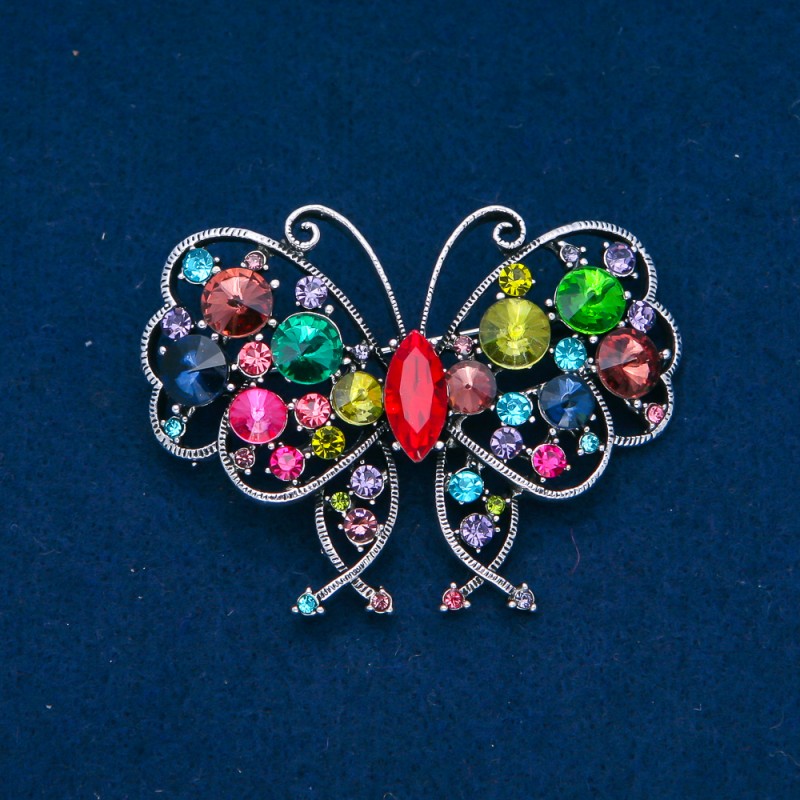 Broche Papillon métal argenté, strass multicolores 48×60 mm +