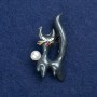 Broche Chaton en métal doré, émail et perle 50 × 26 mm +