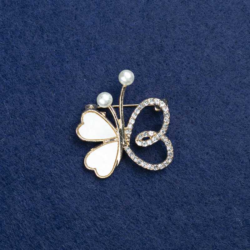 Broche Papillon en métal doré, nacre, perles et strass 32×30 mm +