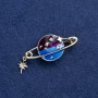 Broche «Planète» métal doré, émail et strass 36 × 18 mm +