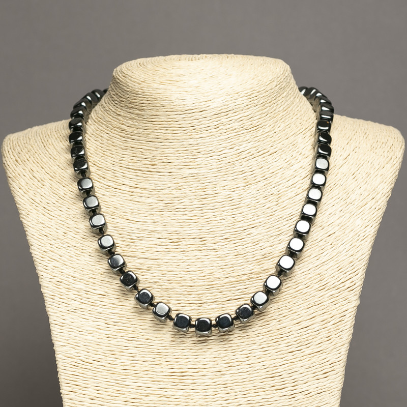Collier en hématite en cubes, diamètre 8 × 8 mm ±, longueur 45 cm ±