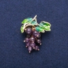 Broche-pendentif Raisin avec perles d’améthyste et émail vert, métal doré 35×45 mm